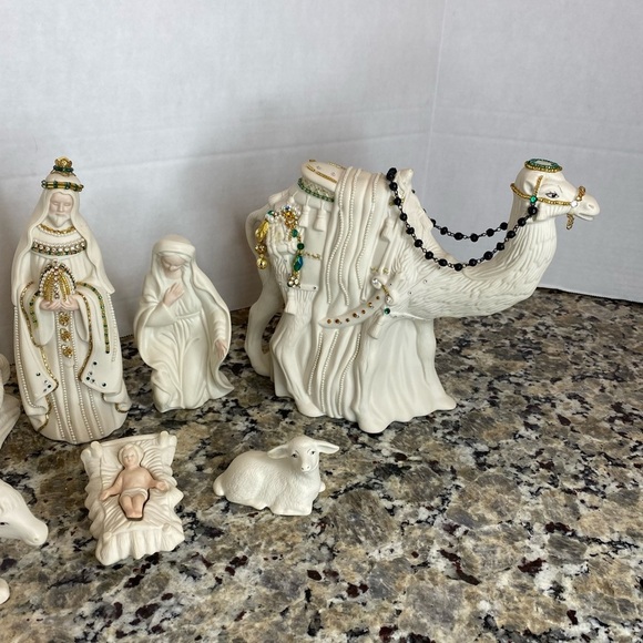 First Blessing Standing Camel Porcelain Nativity Christmas Figurines - Picture 11 of 16